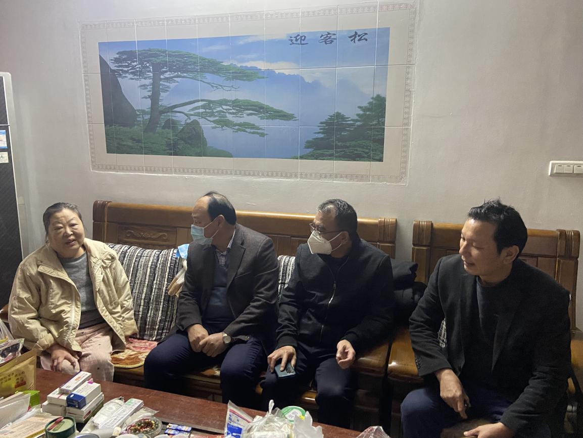 1.学校党委书记覃炳忻(左二)率队走访慰问退休教师赵丽萍(左一)