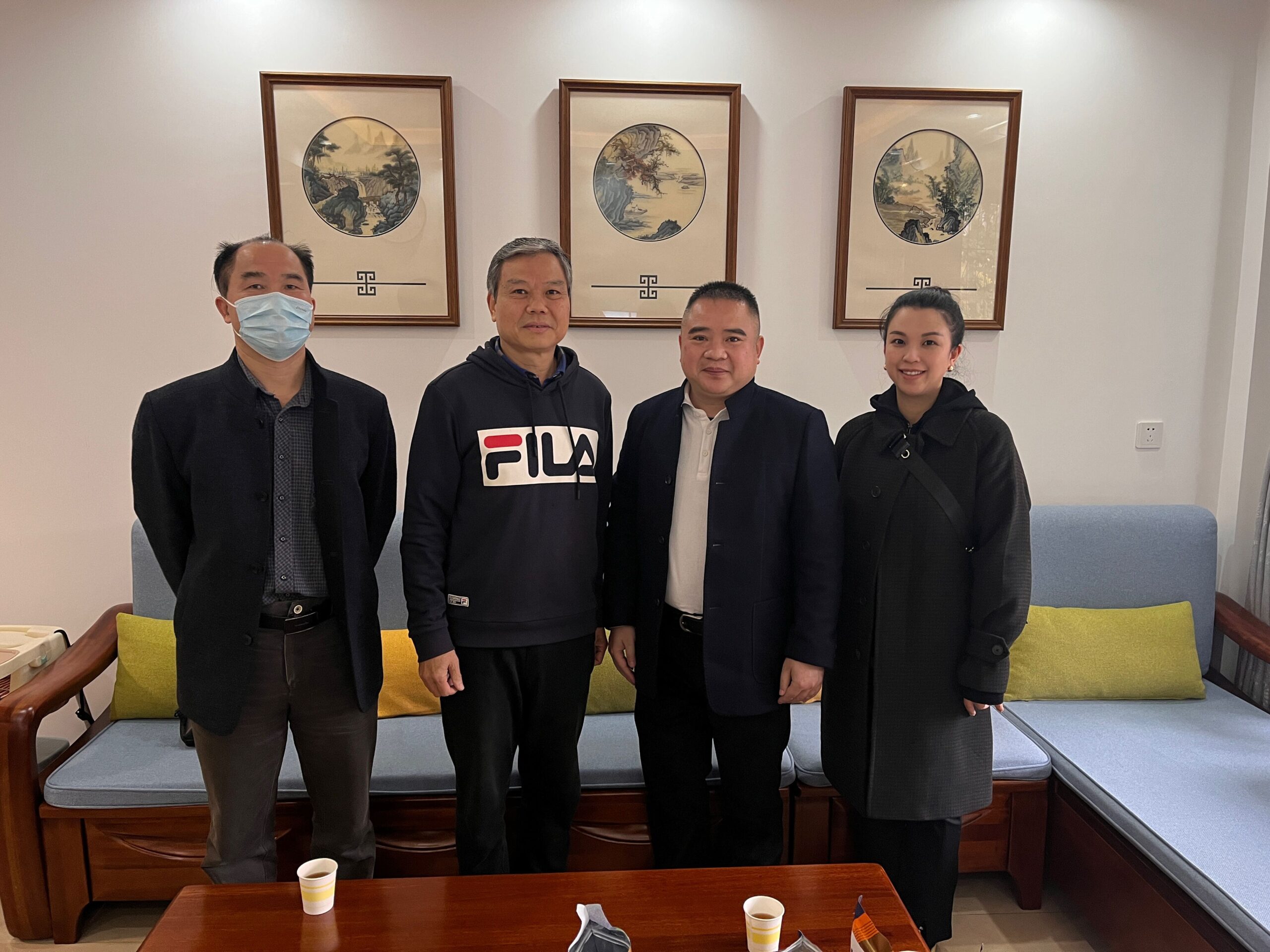 2.学校党委副书记、校长韦鹰(右二)率队走访慰问学校原党委委员、副校长林小刚(左二)