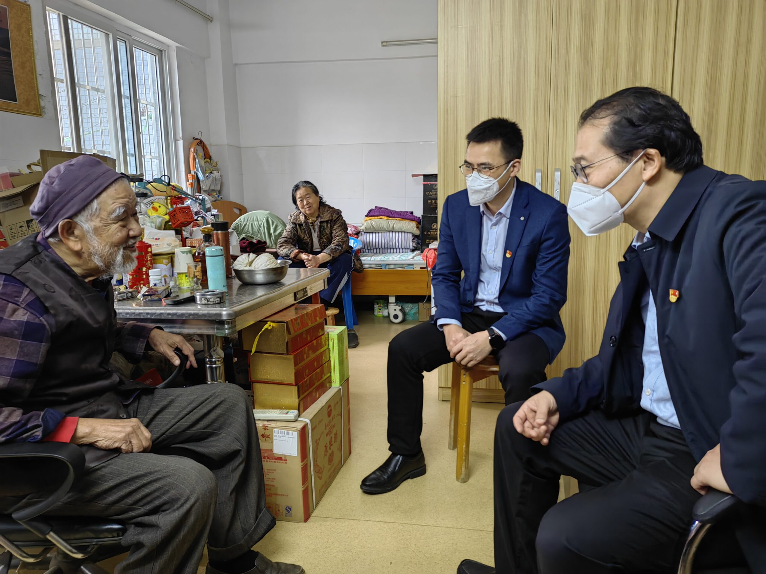 3.学校党委副书记、纪委书记、副校长农安航(右一)率队走访慰问学校原校长莫树楠(左一)