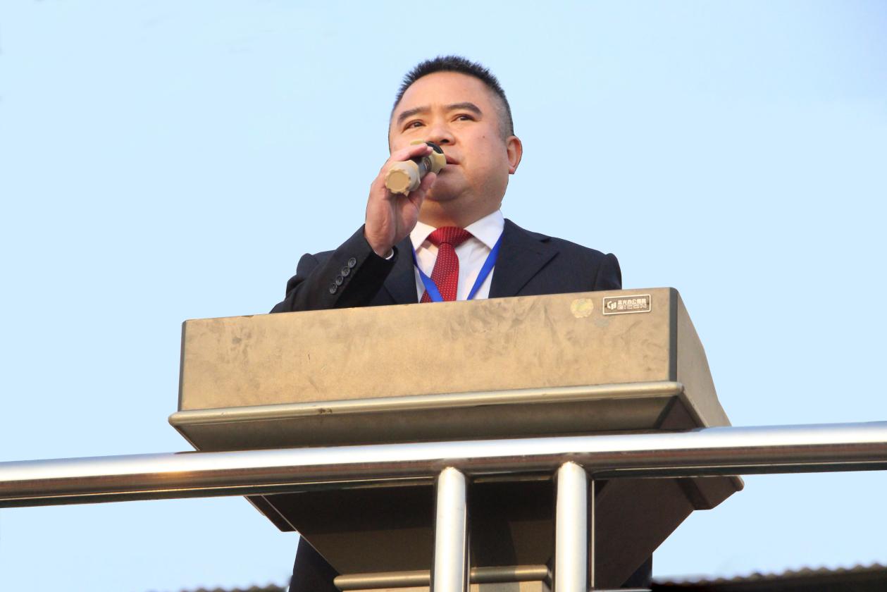 4.学校党委副书记、校长韦鹰致辞