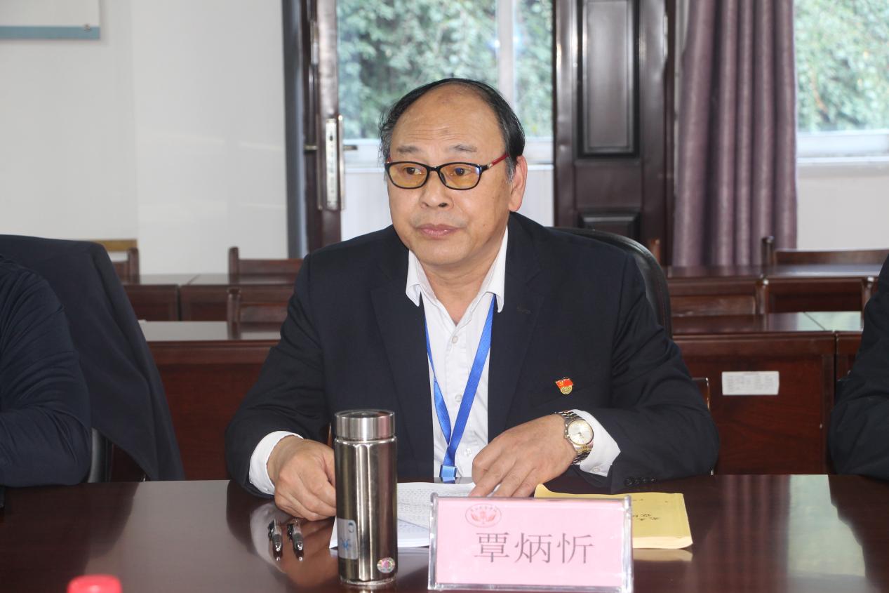 3.广西商校党委书记覃炳忻主持发言