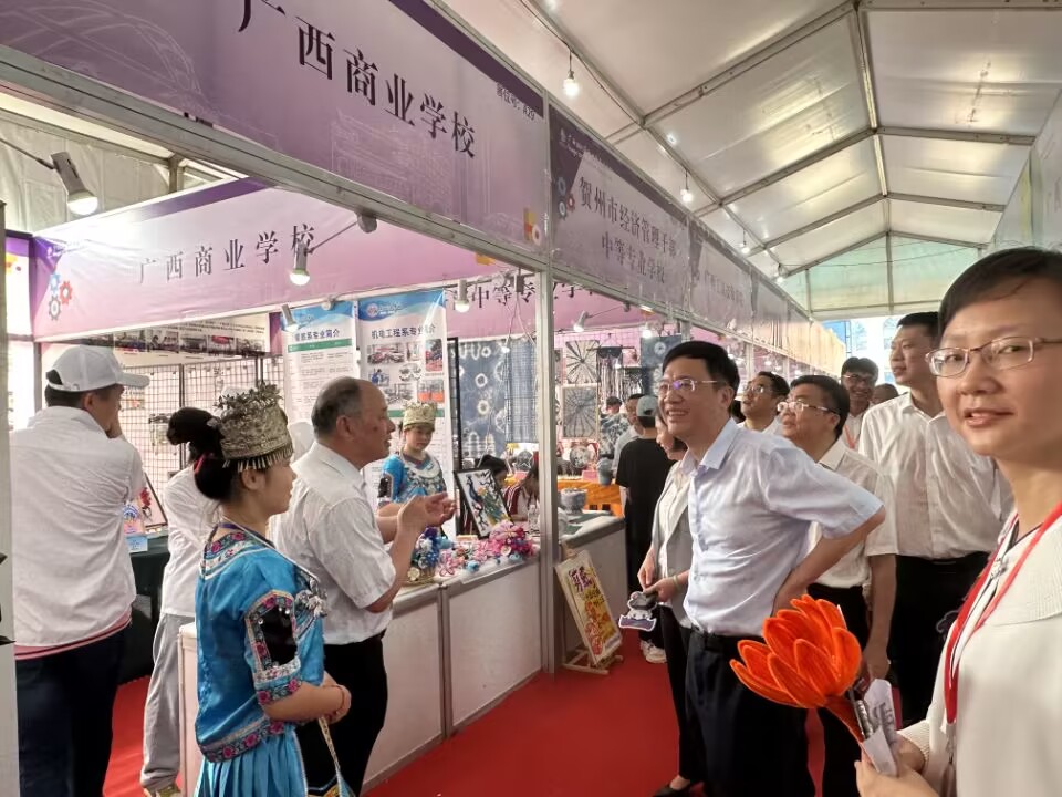 2.5月18日,学校党委书记覃炳忻(左三)率队参加在梧州举办的广西2023年职业教育活动周启动仪式