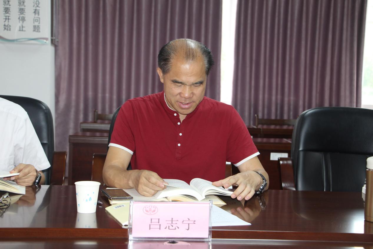 4.学校党委委员、校长助理吕志宁领读