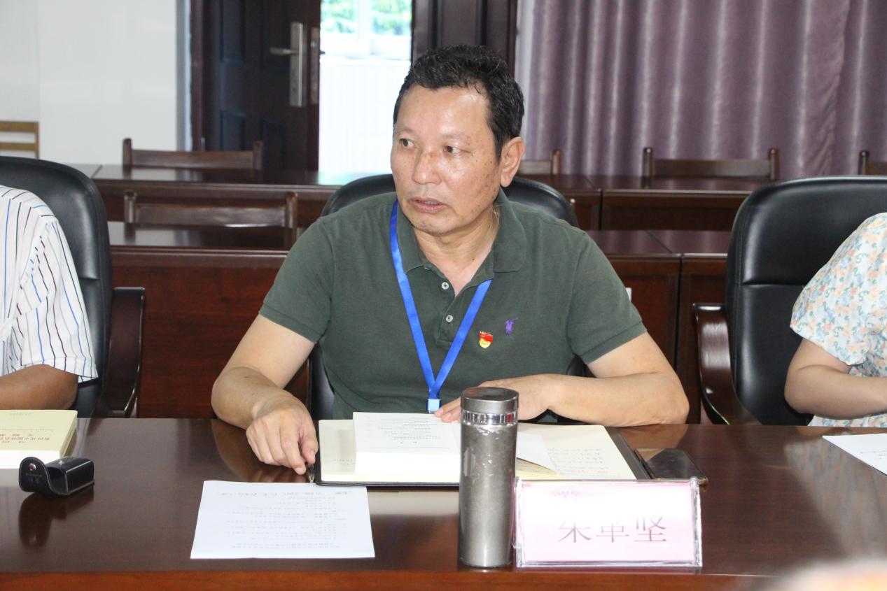 5.学校党委委员、党委办公室主任朱革坚主持发言