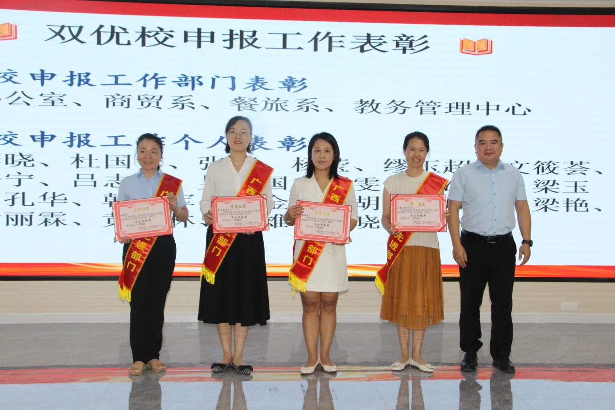 10.学校党委副书记、校长韦鹰（右一）为在学校“双优?！毕钅可瓯üぷ髦谢癖碚玫牟棵糯戆浣辈⒑嫌傲裟? srcset=