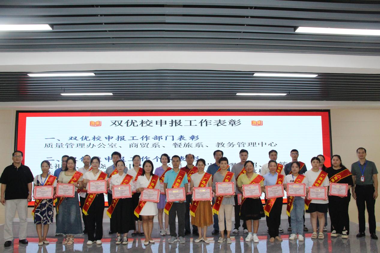 11.学校党委副书记、纪委书记、副校长农安航（左一）和副校长黄强新（右一）为在学?！八判！毕钅可瓯üぷ髦谢癖碚玫母鋈税浣辈⒑嫌傲裟? srcset=