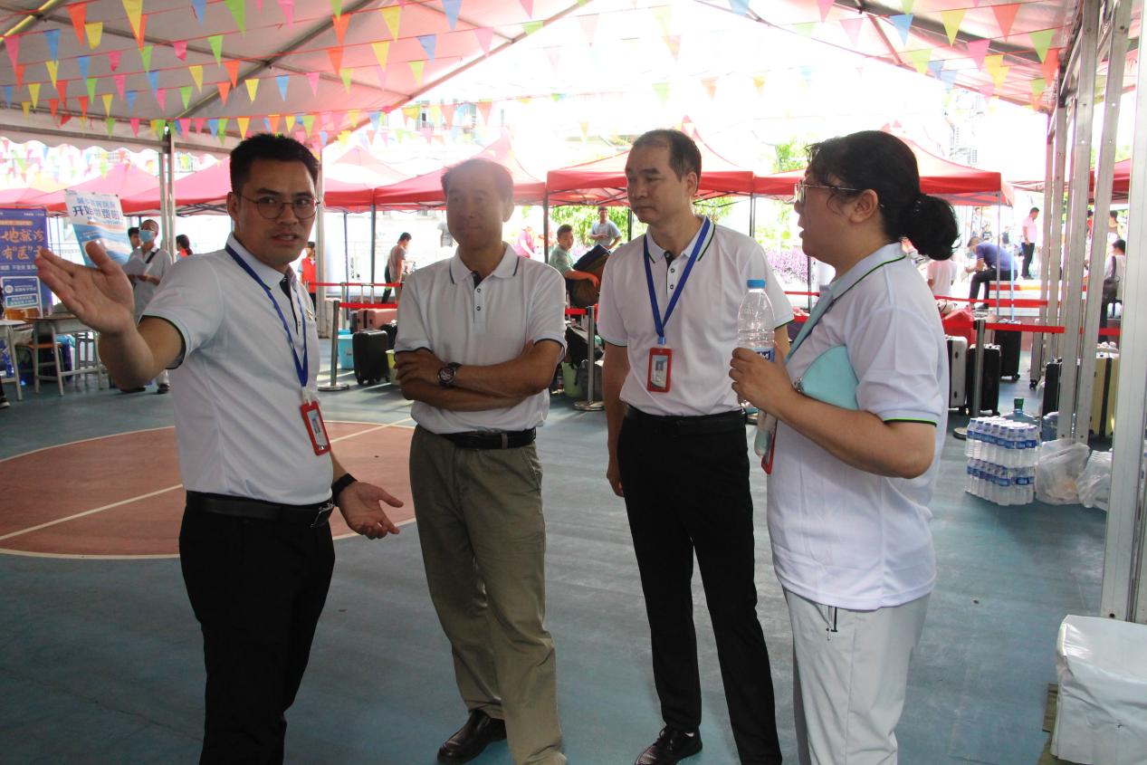 3.学校副校长黄强新(右二)、吴天元(左一)在现场办公,指挥协调新生报到工作