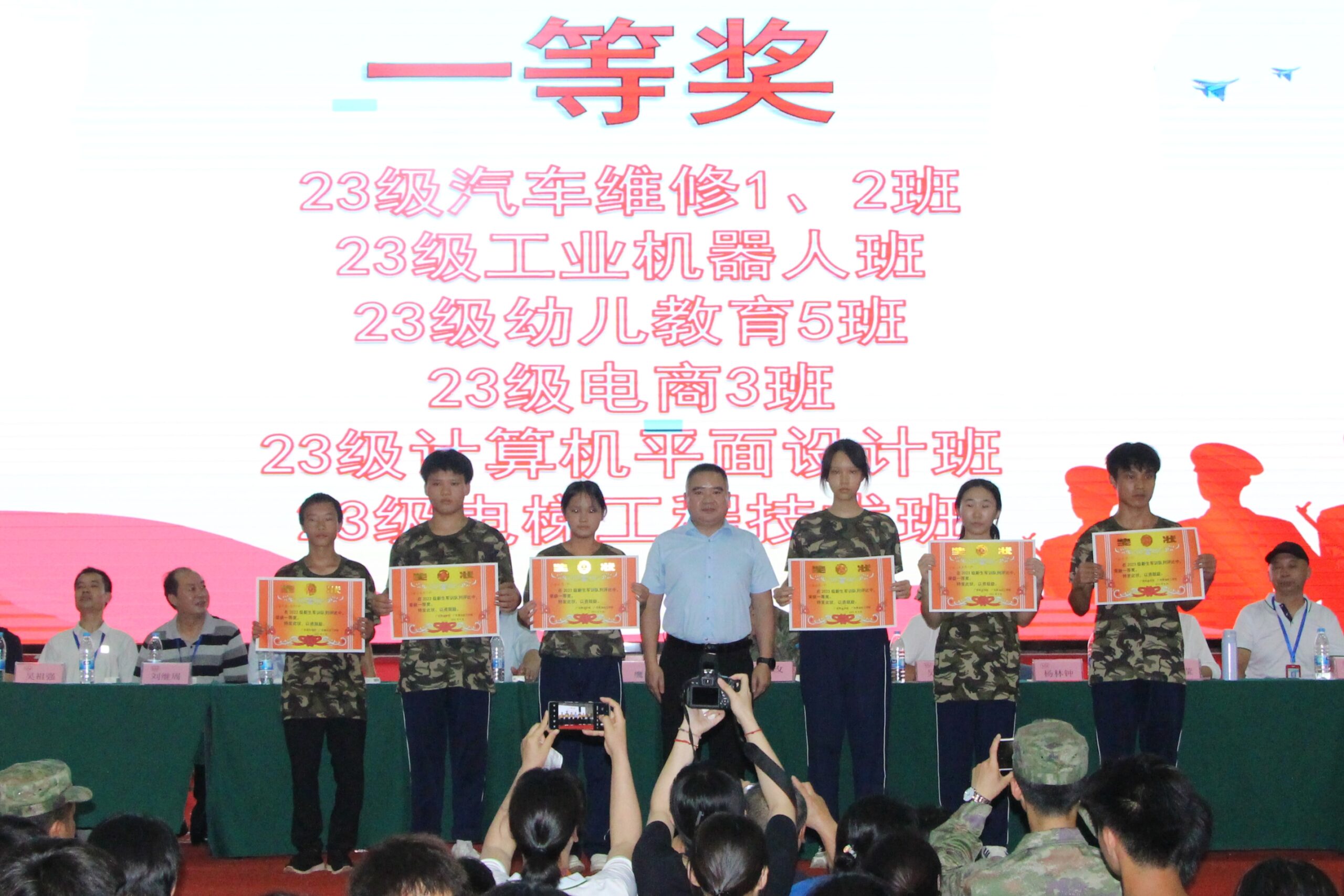 10.党委副书记、校长韦鹰为军训队列评比一等奖班级颁奖并合影留念