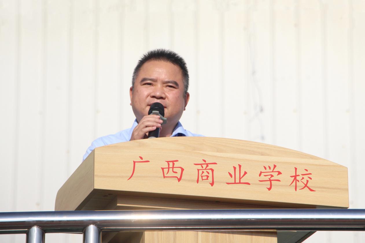 4.学校党委副书记、校长韦鹰做军训动员