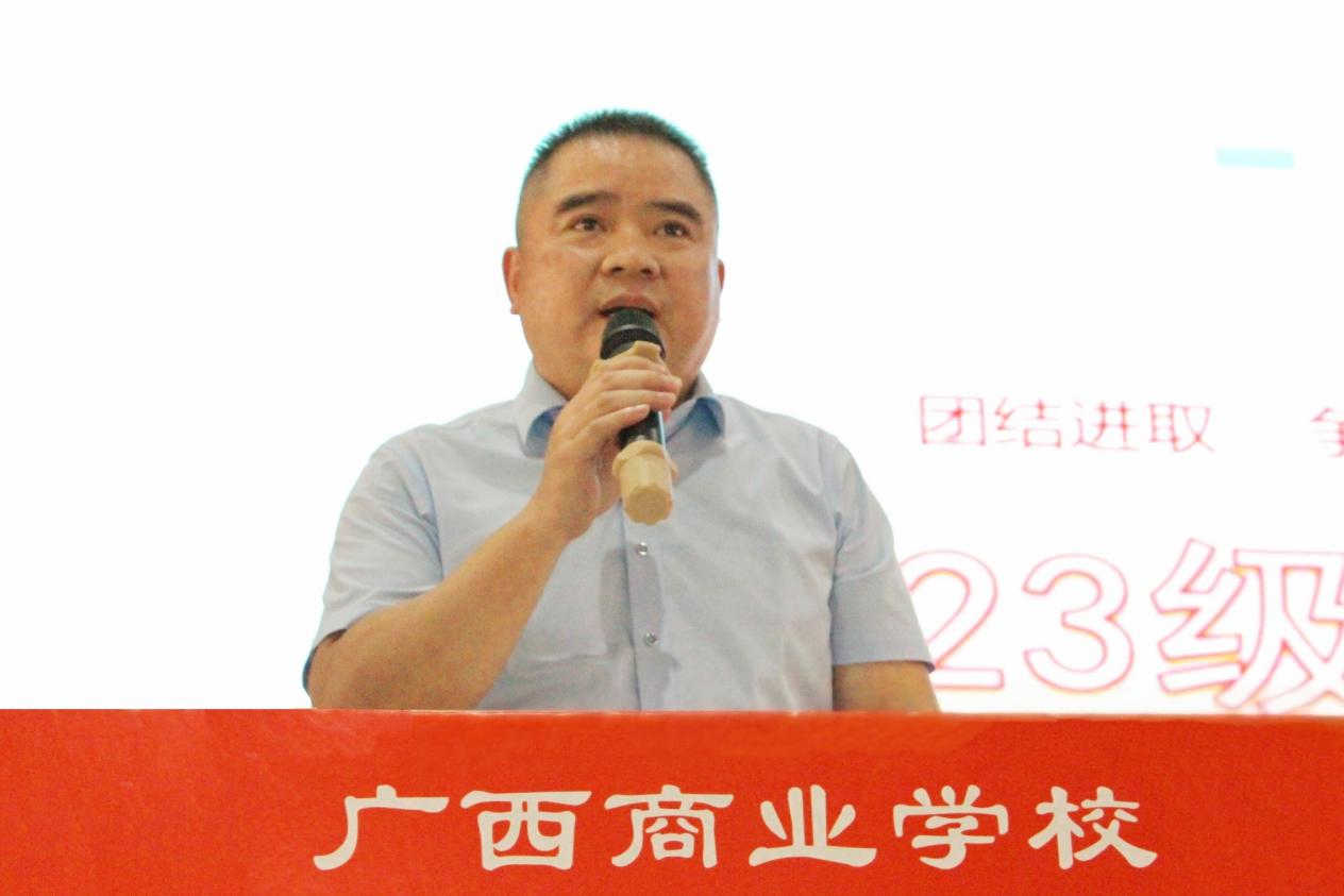 6.学校党委副书记、校长韦鹰做总结发言