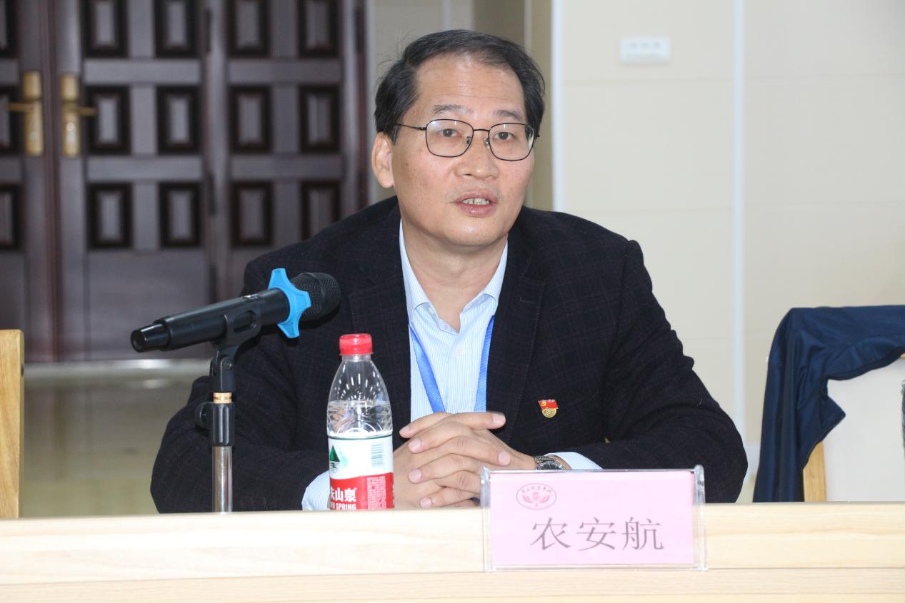 2.广西商校党委副书记、纪委书记、副校长农安航主持发言