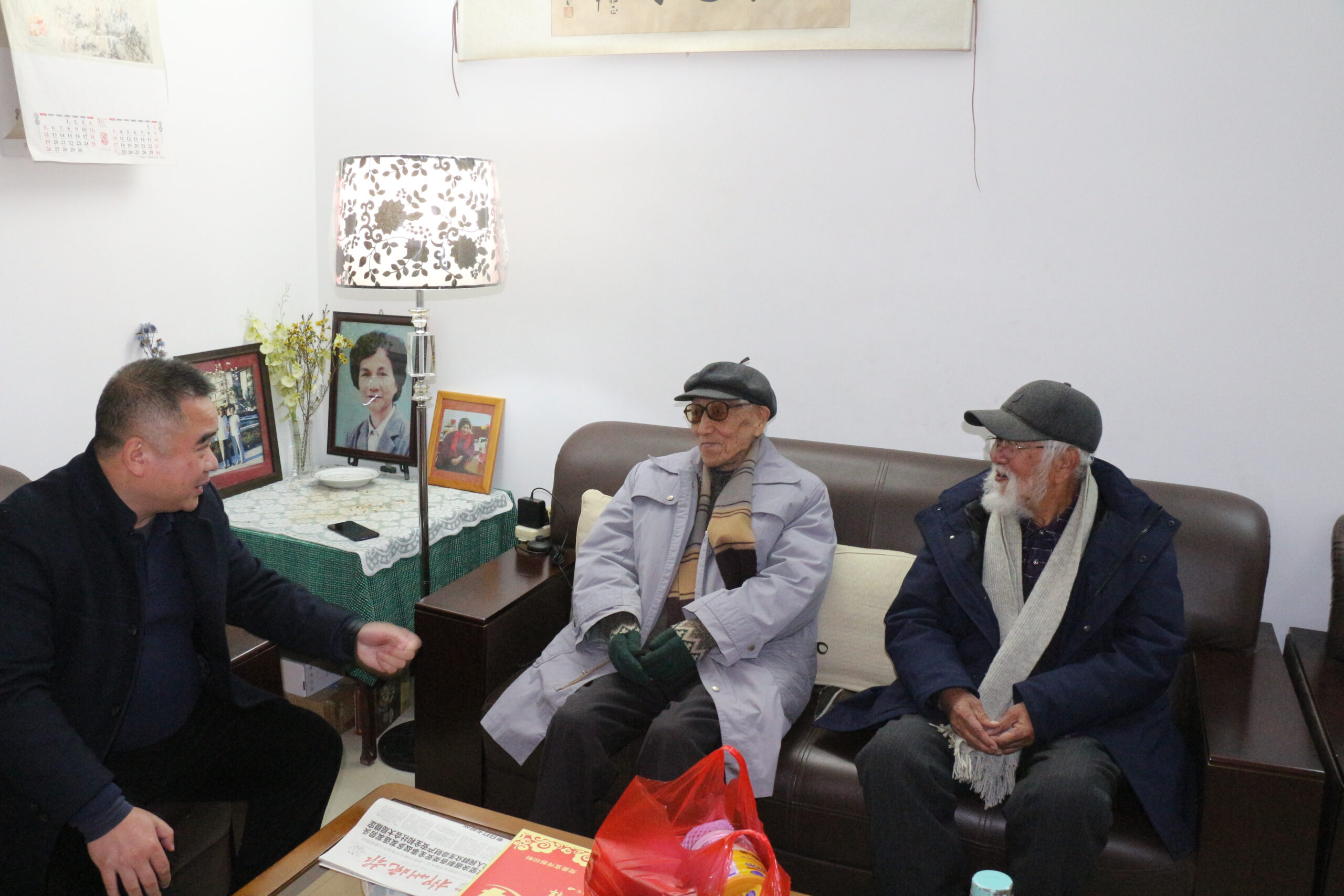 3.学校党委书记、校长韦鹰（左一）率队走访慰问老同志徐叔驰（左二）、莫树楠（左三）