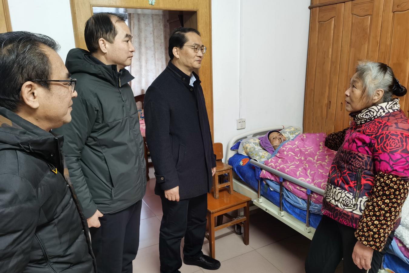 4.学校党委副书记、纪委书记、副校长农安航（右三）率队走访慰问退休教师韦尚联