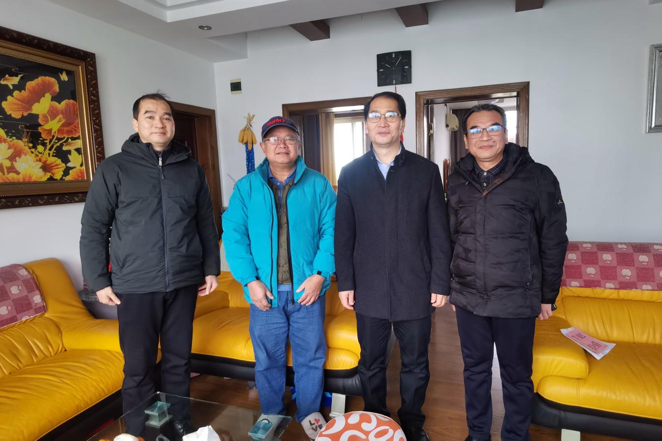 5.学校党委副书记、纪委书记、副校长农安航（右二）率队走访慰问在职教职工代表黄汉斌