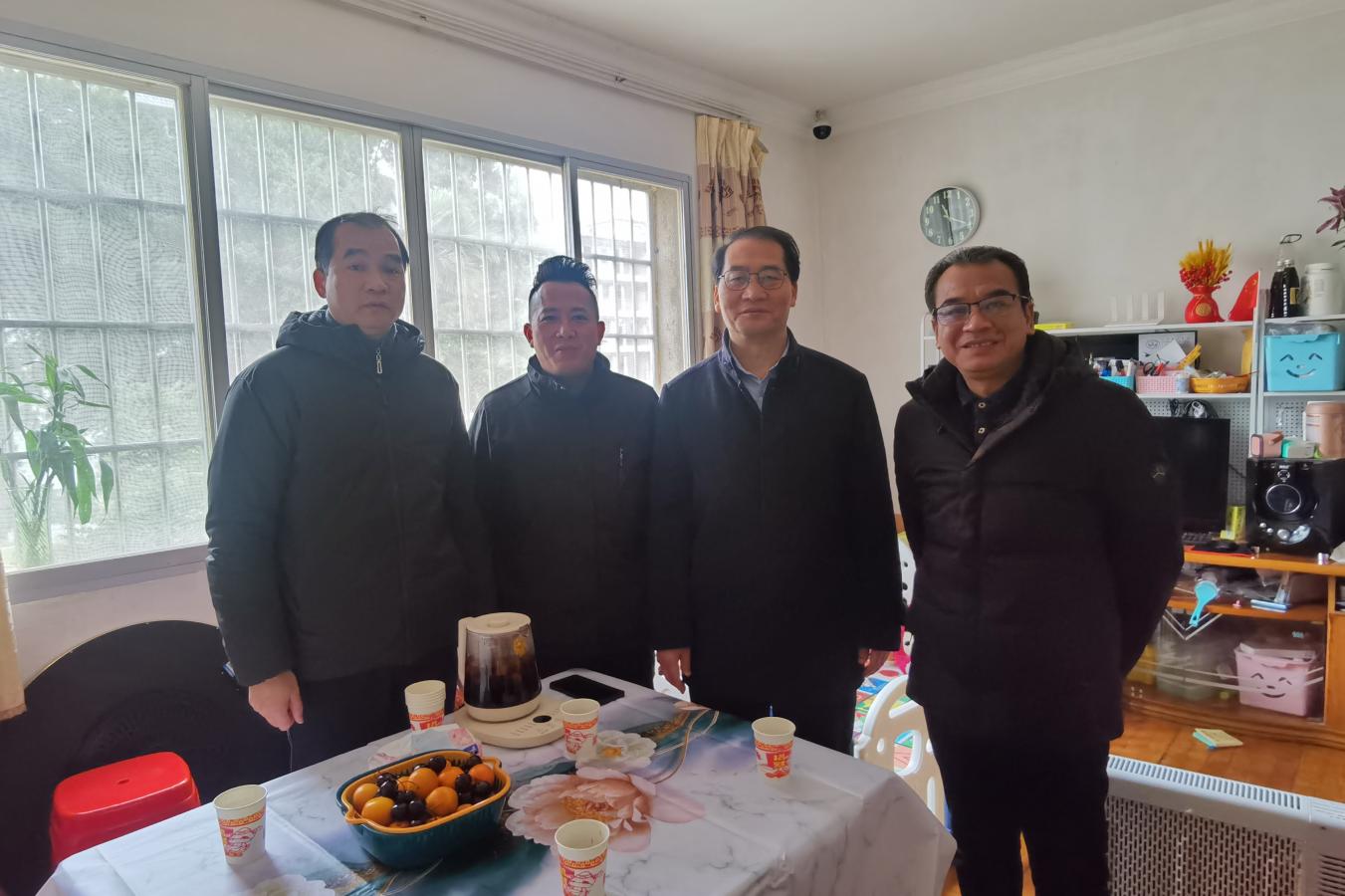 6.学校党委副书记、纪委书记、副校长农安航（右二）率队走访慰问在职教职工代表黄恒直