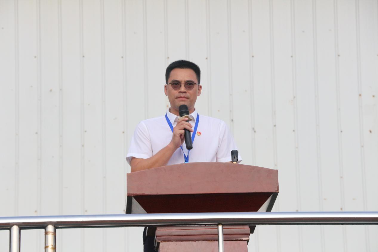 5.学校党委委员、副校长吴天元作军训动员