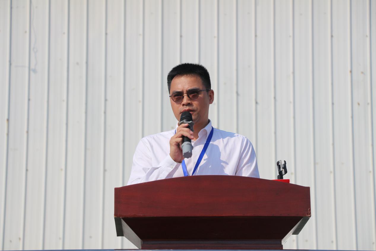 2.学校党委委员、副校长吴天元宣读感谢信