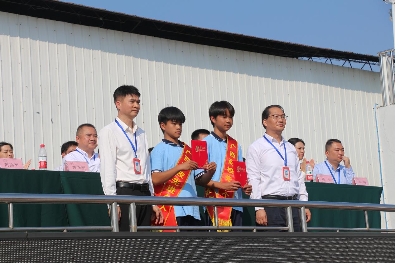 3.学校党委副书记、纪委书记、副校长农安航和副校长黄强新共同为被表彰同学颁发绶带及荣誉证书