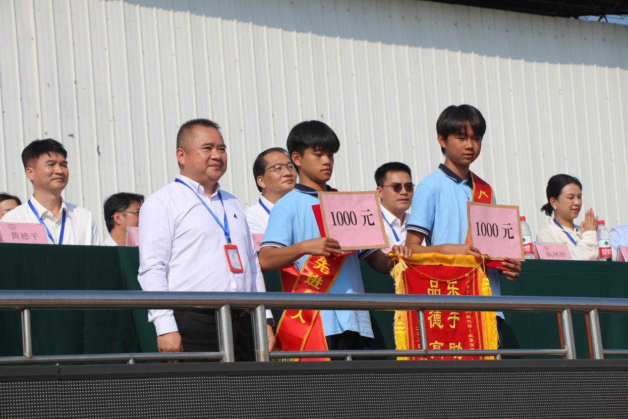 4.学校党委书记、校长韦鹰为北表彰同学颁发锦旗和奖金