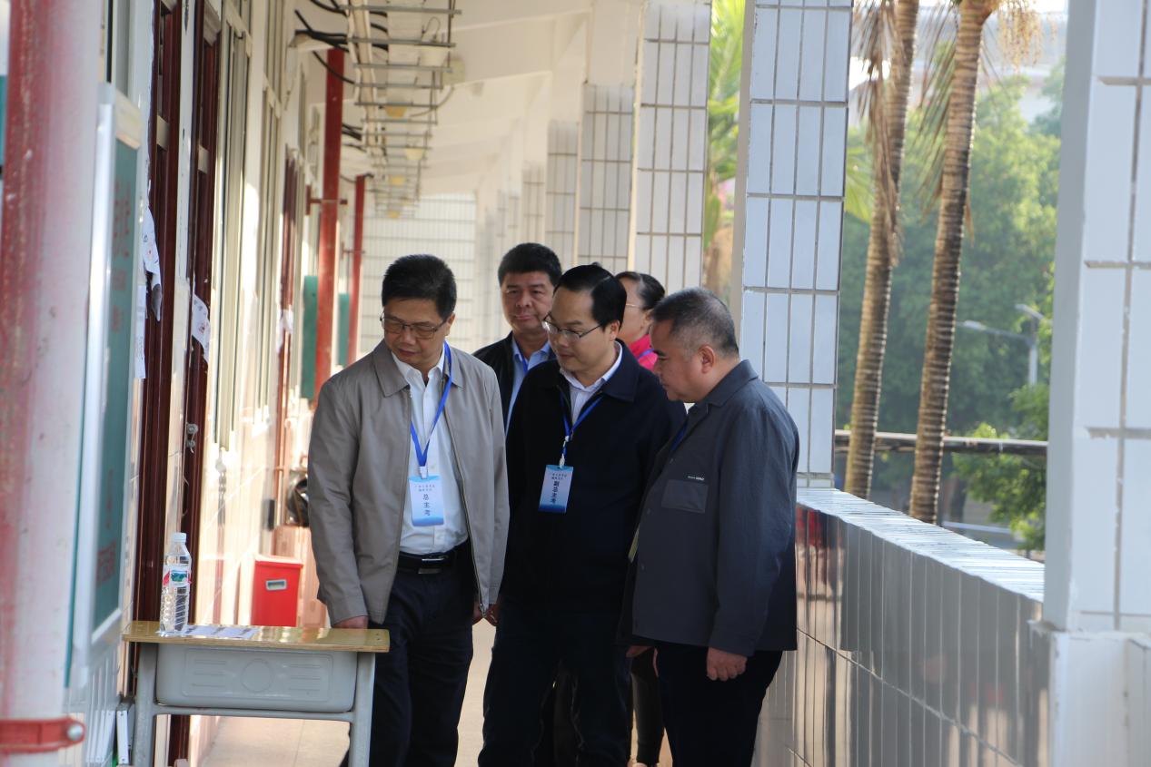 6.党委书记、校长韦鹰（右一）陪同柳州市人社局、教育局领导巡视考场