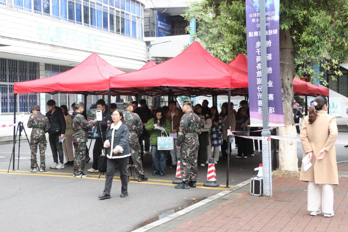 3.考生有序核验身份进入考点