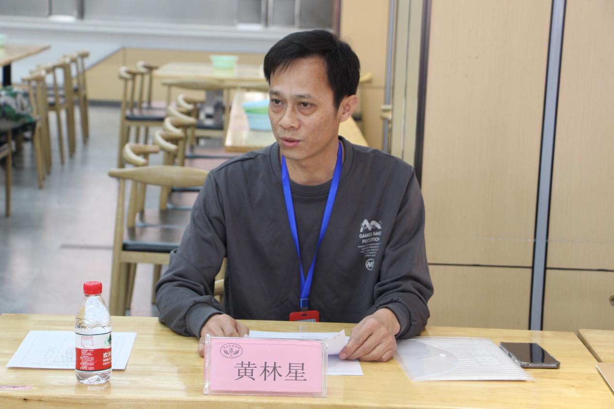 5.学校食品安全员黄林星汇报月度食品安全工作