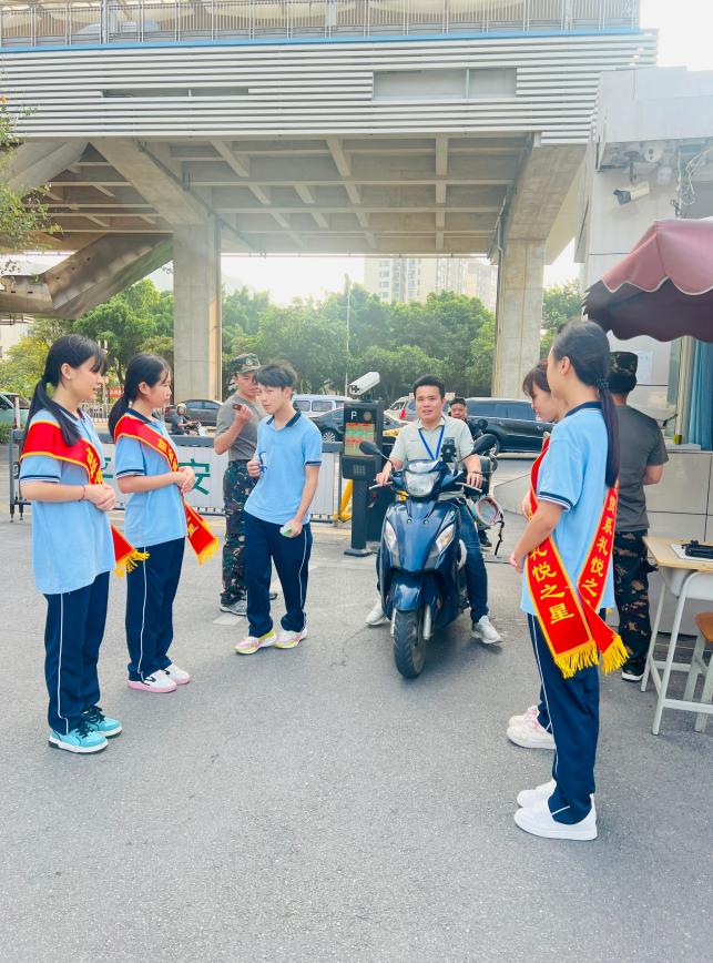 2.财经商贸系礼悦之星“微笑迎宾行动”