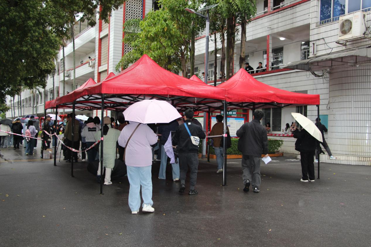 3.考生有序核验身份进入考场