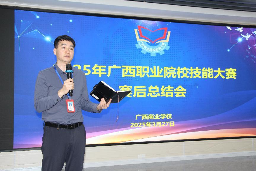 5.学校副校长黄强新作总结致辞