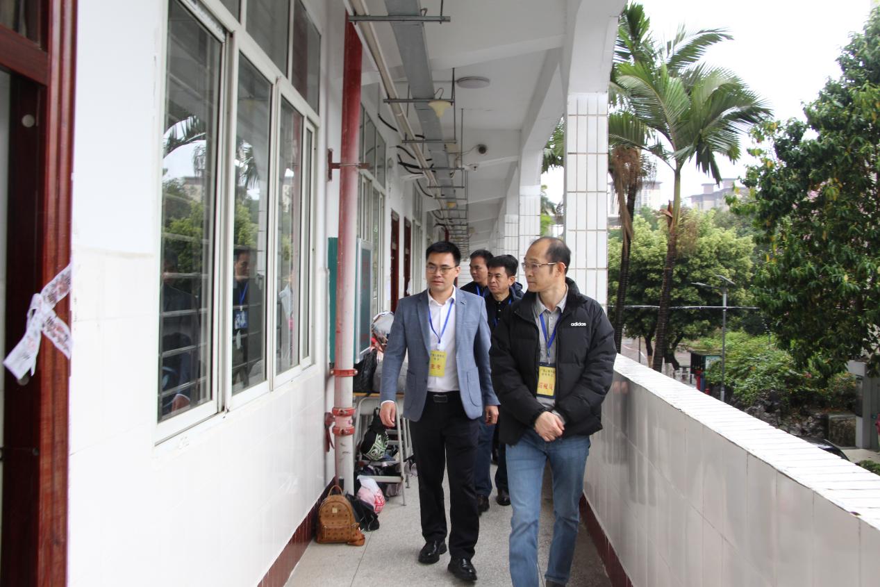 5.广西商校党委委员、副校长吴天元（右二）陪同督导组领导巡视考场情况