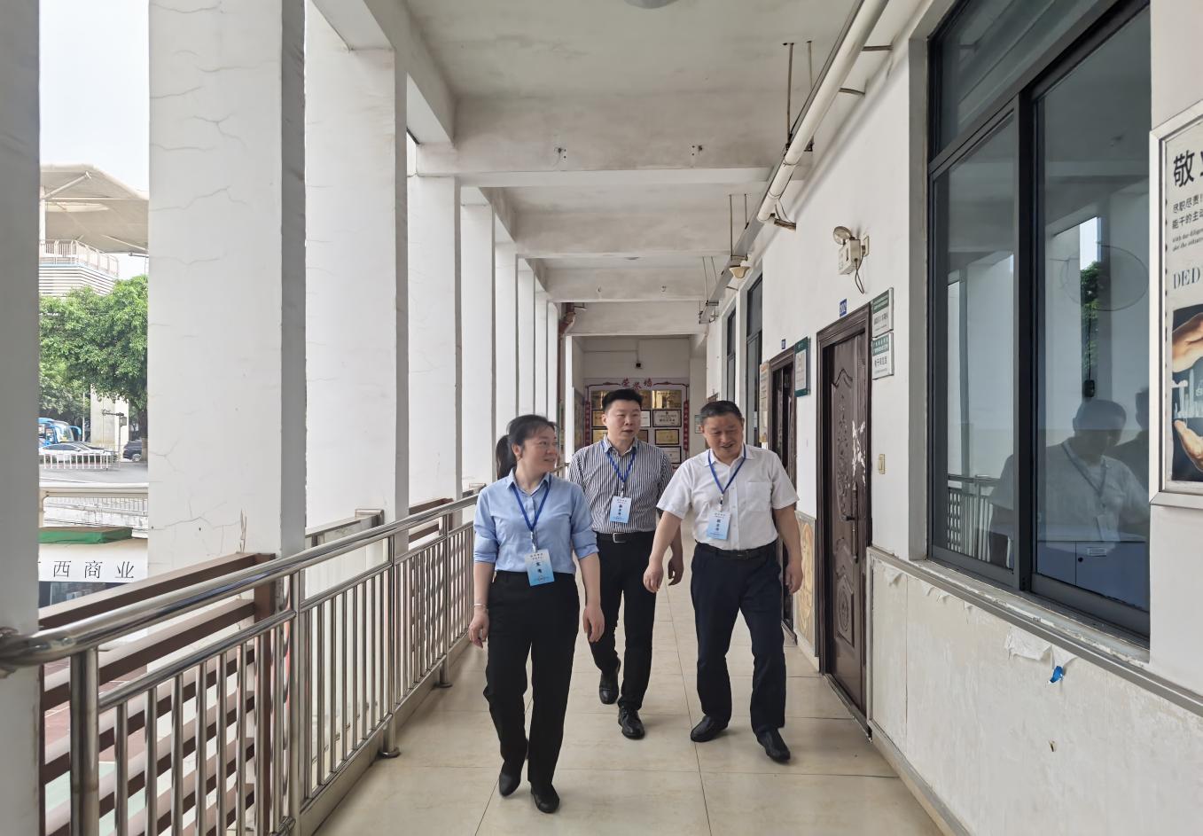 财经商贸系主任梁玉环（左）副主任杜国宁（中）陪同柳州市卫生健康委员会党组副书记、副主任赵海（右）巡视考场