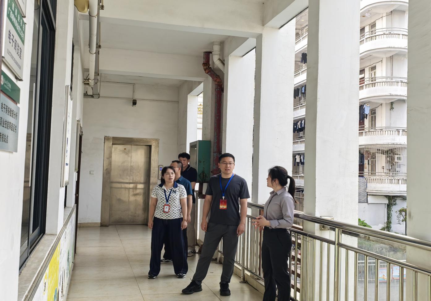 财经商贸系主任梁玉环（右）副主任周璇（左）陪同治区人社厅专业技术人员管理处副处长周福波检查考场