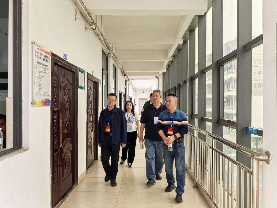 财经商贸系副主任周璇（左二）陪同自治区社会保险事业管理中心申报受理部部长杨春天（左一），自治区人社厅专业技术人员管理处副处长周福波（右一）巡视考场