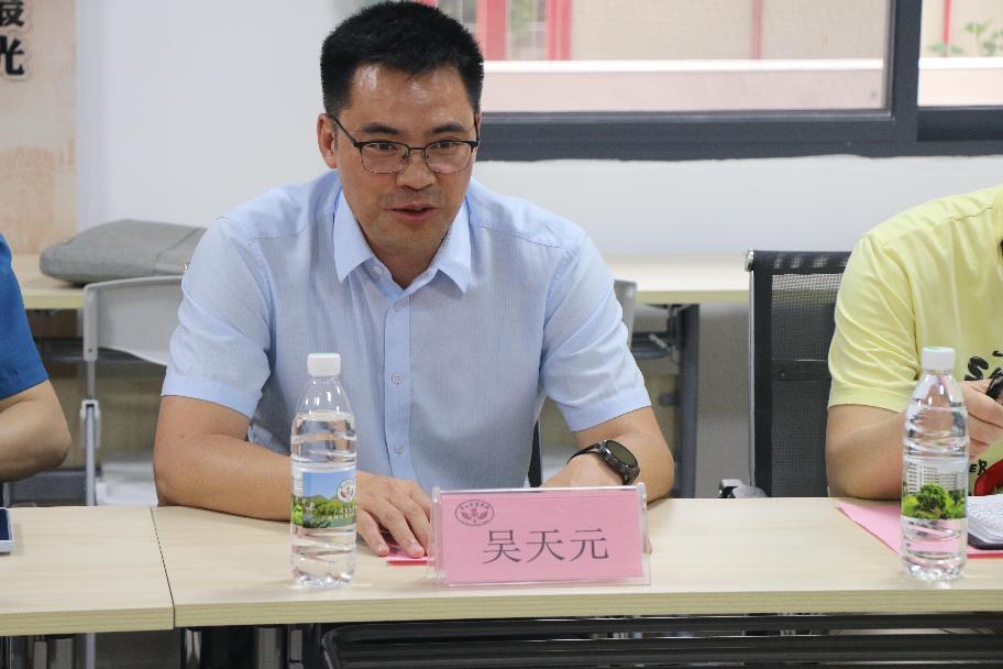 2.吴天元副校长介绍我校情况