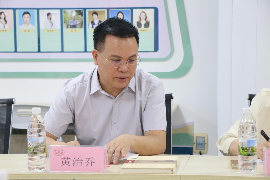 3.黄治乔副院长介绍广西商业技师学院情况