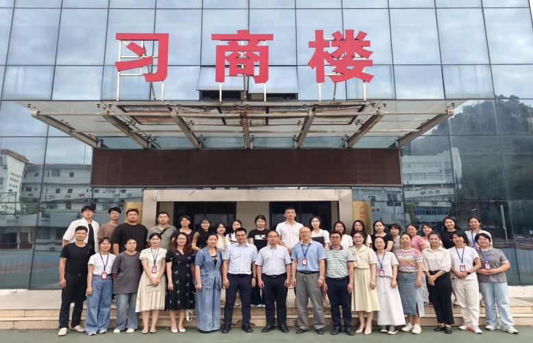 图13：双方合影