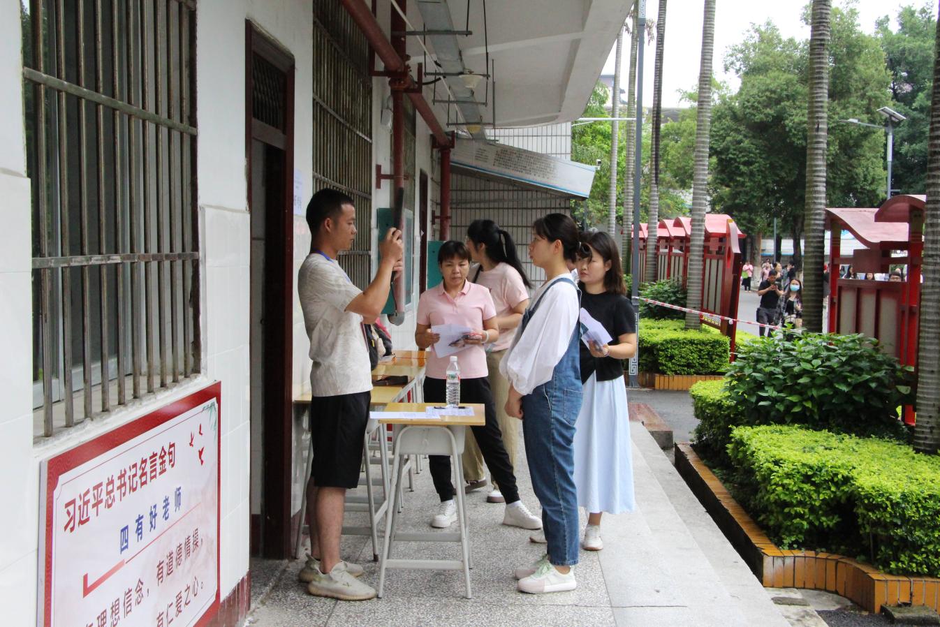 3.考生有序核验身份进入考场