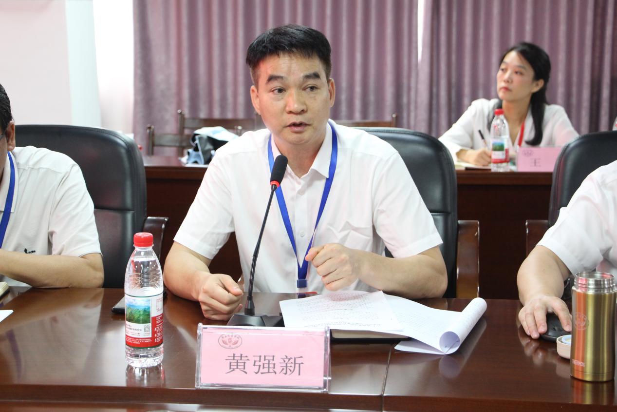 4.学校副校长黄强新解读《广西商业校学校（广西柳州商业技工学校）校企合作共建专业教育教学管理实施细则（暂行）》