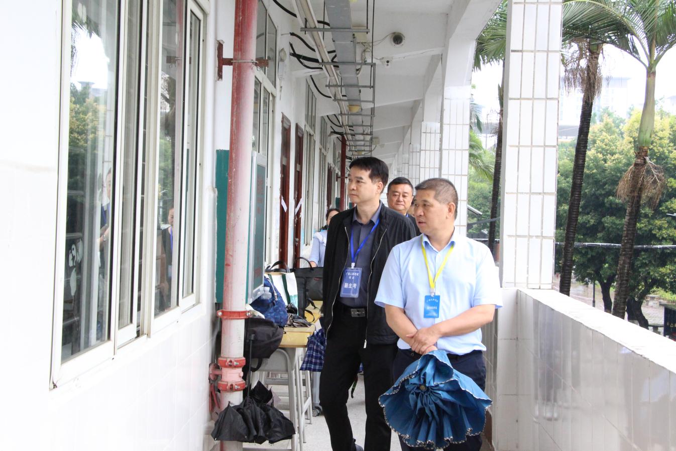 5.广西商校副校长黄强新（左一）陪同自治区巡考组领导巡视考场