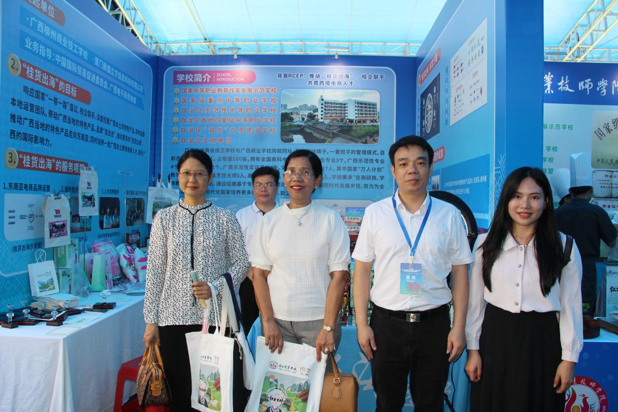 2.缅甸联邦共和国教育部缅甸民族语言司司长丹辛埃一行3人到广西柳州商业技工学校展位参观并合影