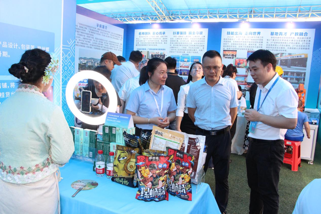 3.广西人力资源和社会保障厅职业能力建设处副处长吕建国到学校展位参观