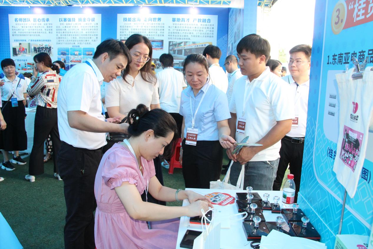 4.广西壮族自治区职业技能鉴定中心副主任欧阳丹参观学校展位