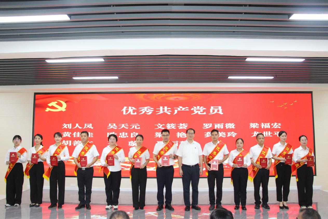 5.学校党委副书记、纪委书记农安航为优秀共产党员颁奖