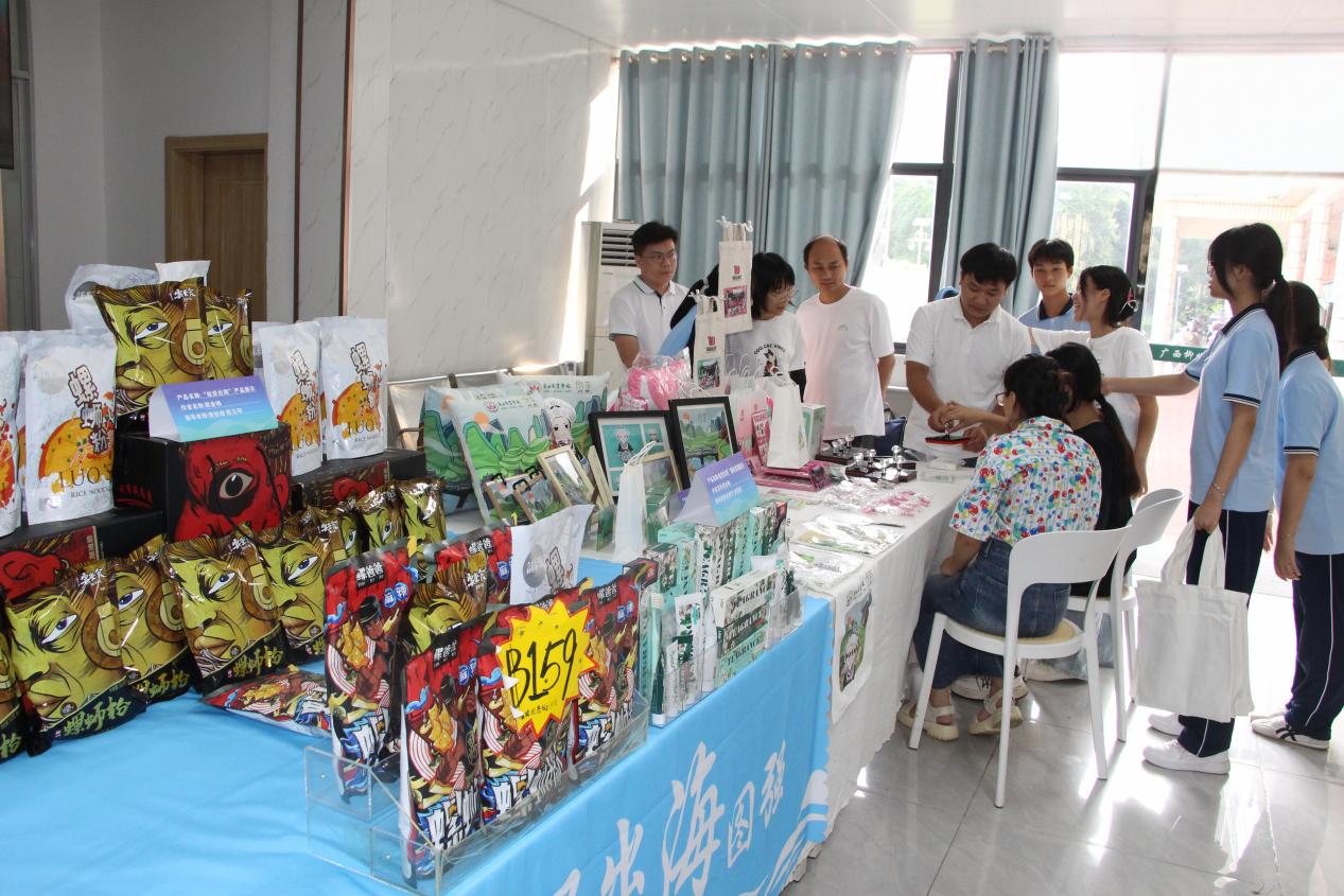 5.校内展位引家长学生围观体验