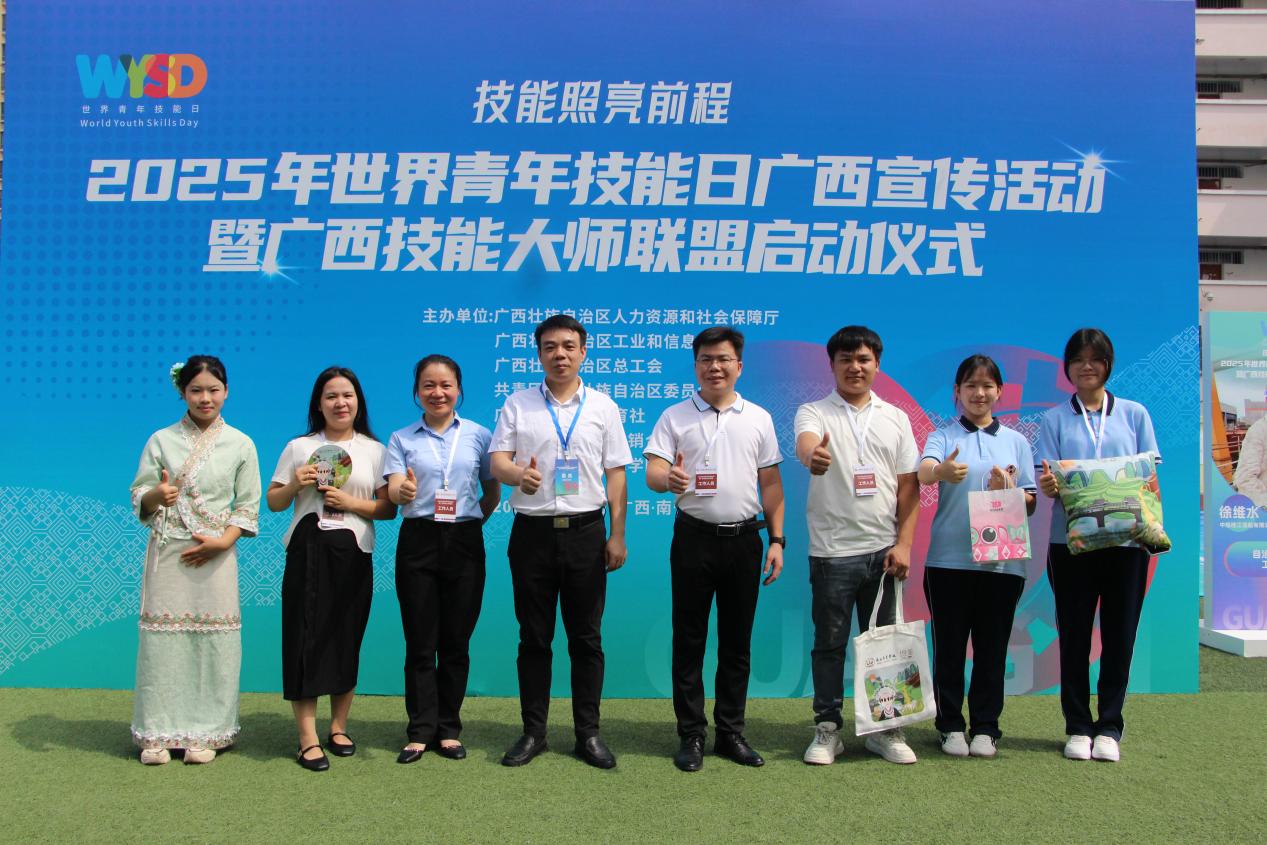 6.参展人员合影留念