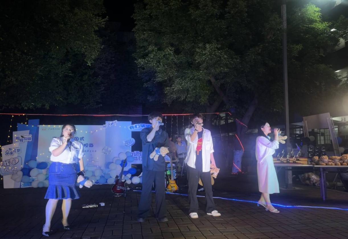 6.财经商贸系德育主任周璇、23烹饪大专班学生代表演唱图