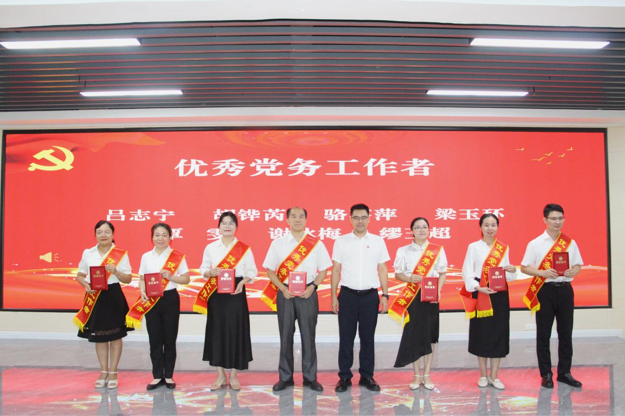 6.学校党委委员吴天元为优秀党务工作者颁奖