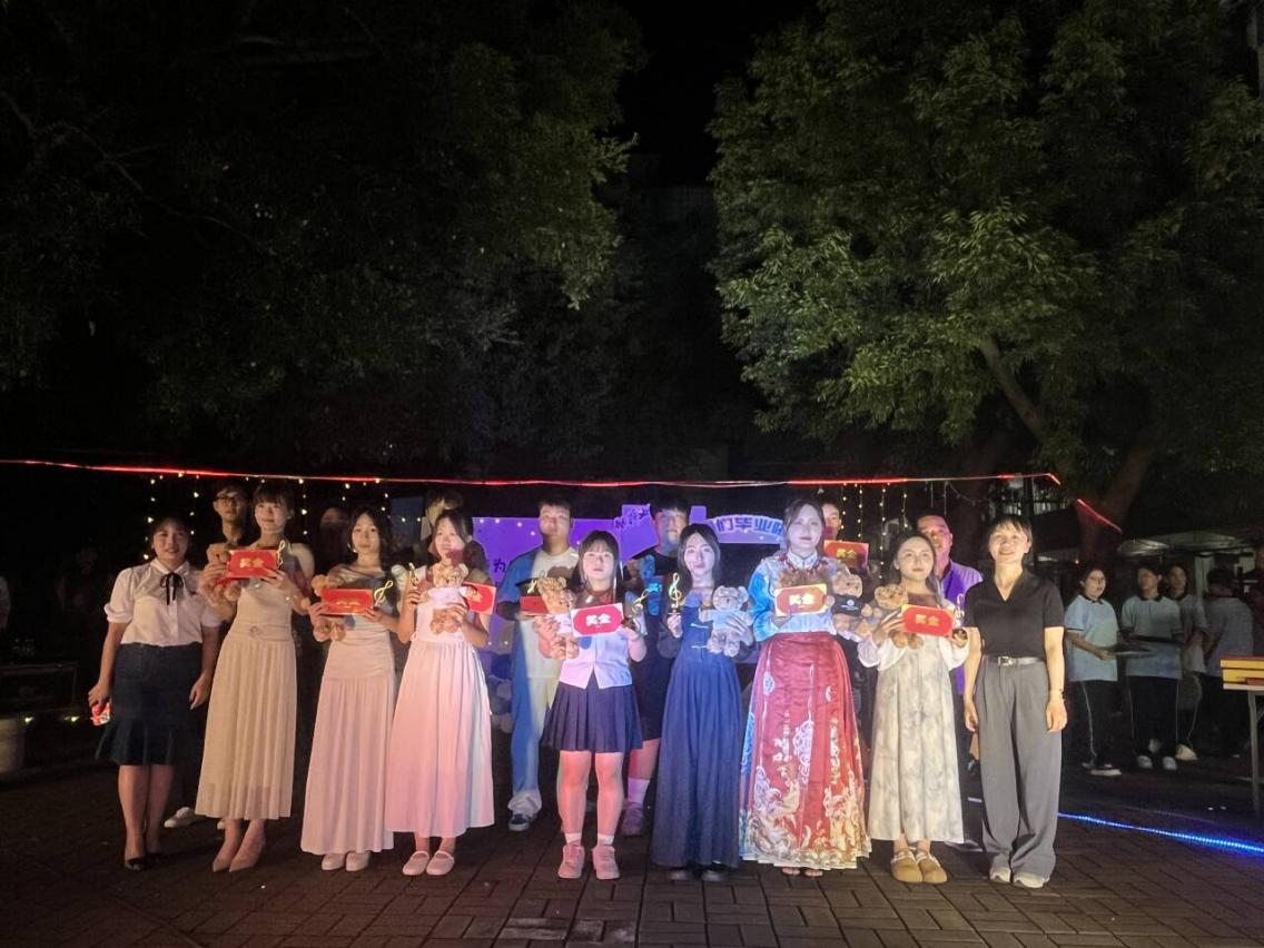 7.校团委副书记覃丽秋、财经商贸系德育主任周璇、罗飞飞老师、谭波老师、梧逸杰老师为“校园十佳歌手”颁奖图