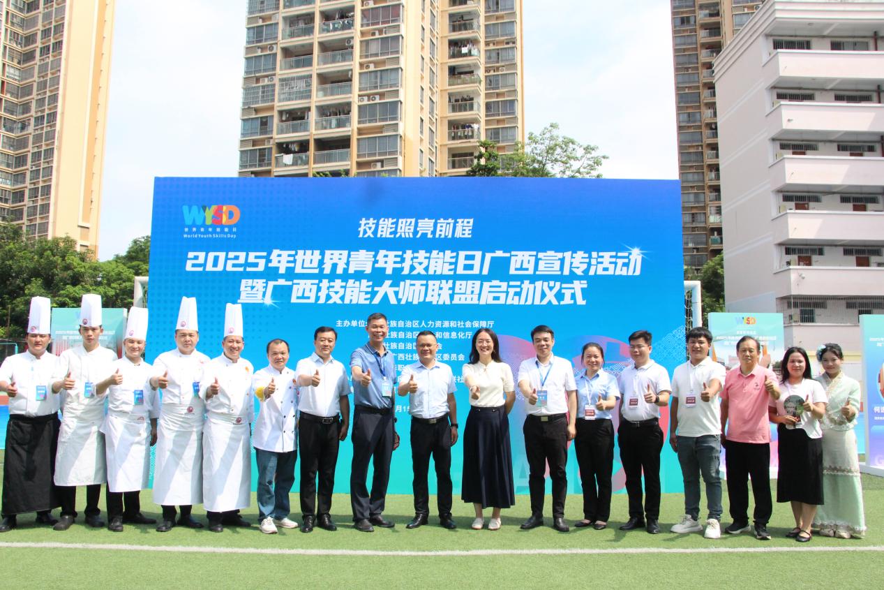 7.广西柳州商业技工学校参展人员与兄弟院校广西商业技师学院参展人员合影留念