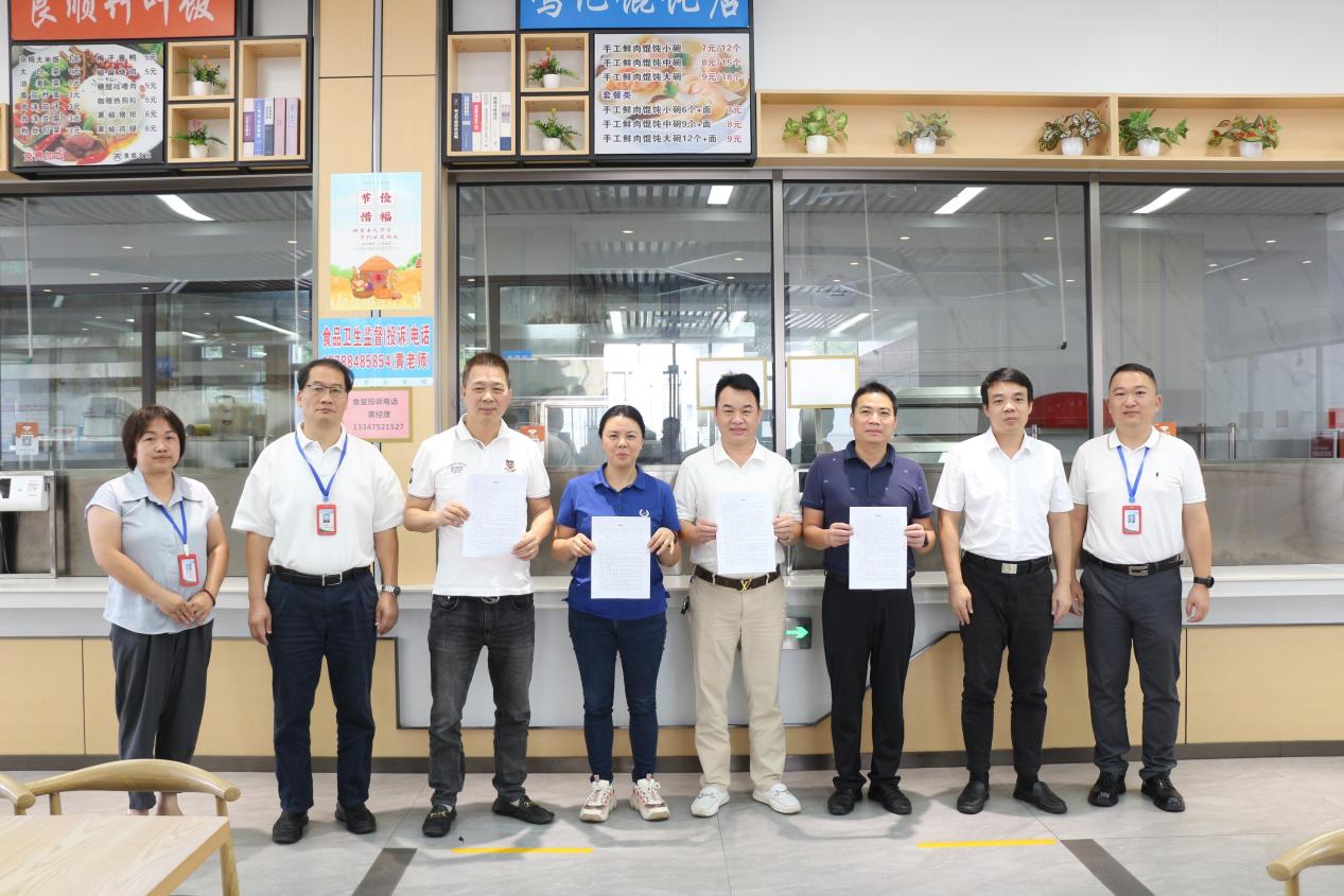 07学校与食堂、超市负责人签订了2025-2026学年度食品经营安全责任书